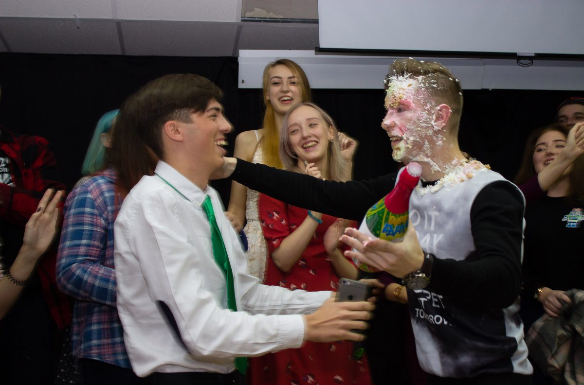 Как попрощаться со студентами. Лучший факультет. Фото студент прощается. Самый крутой факультет. Институт мгу.