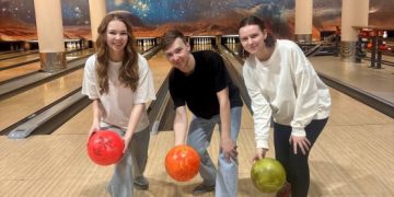 Участники студенческого Медиаклуба ГУ сыграли в боулинг с журналистами области