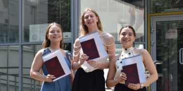 Студенткам ФСТ вручили дипломы