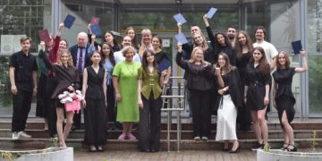 Выпускникам факультета бизнеса и управления вручили дипломы