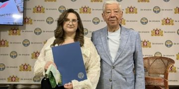 Студентку ГУ наградили благодарственным письмом Свердловского творческого союза журналистов